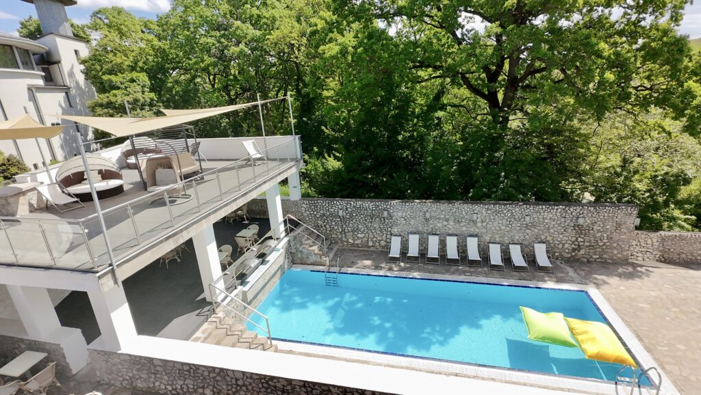 Kültéri wellness, fedetlen úszómedence, panoráma napozóterasz, kilátás és friss levegő. Színtiszta oxigén terápia.